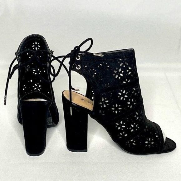 JustFab Flower Power Perforated Heeled Sandal Black Size 7.5 - Picture 1 of 2